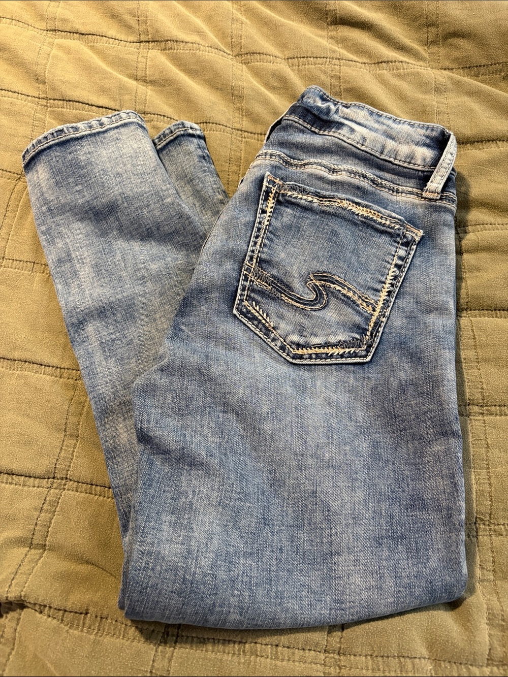 Women’s Light Wash Blue Jeans capris  with Back Pocket Detail